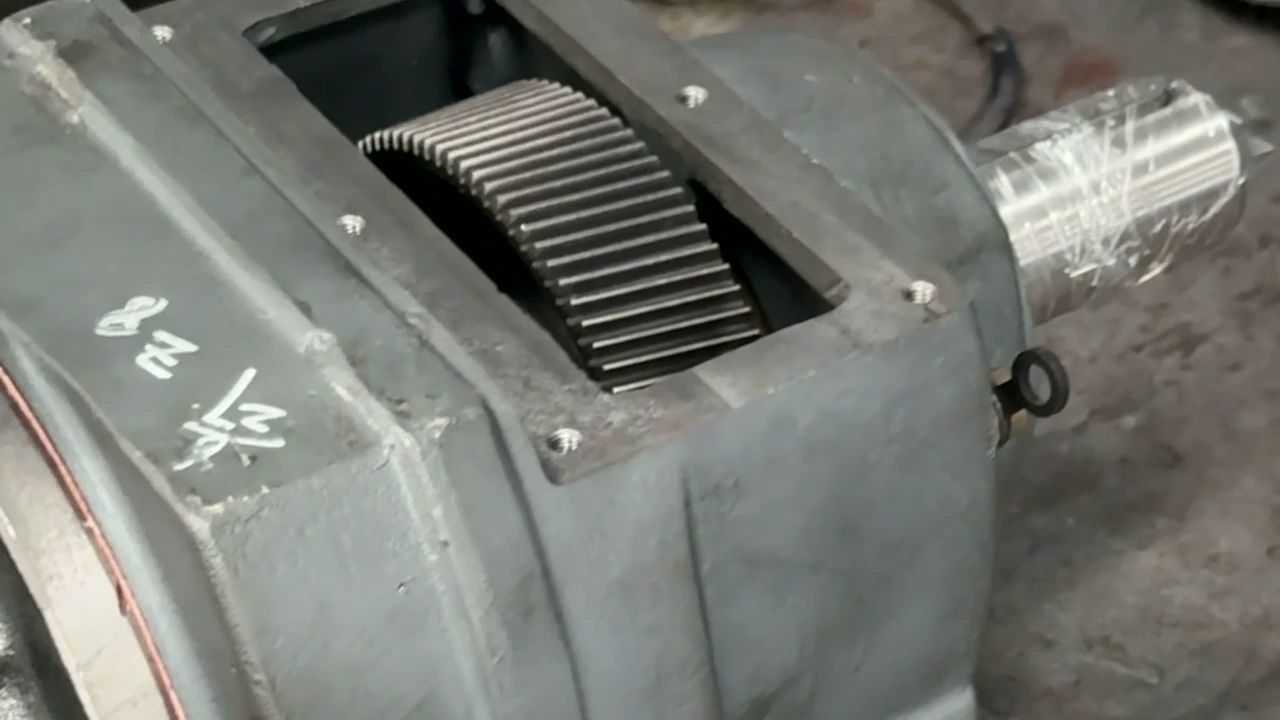 Workshop gearbox housing with visible gear opening and shaft; not an installed drive